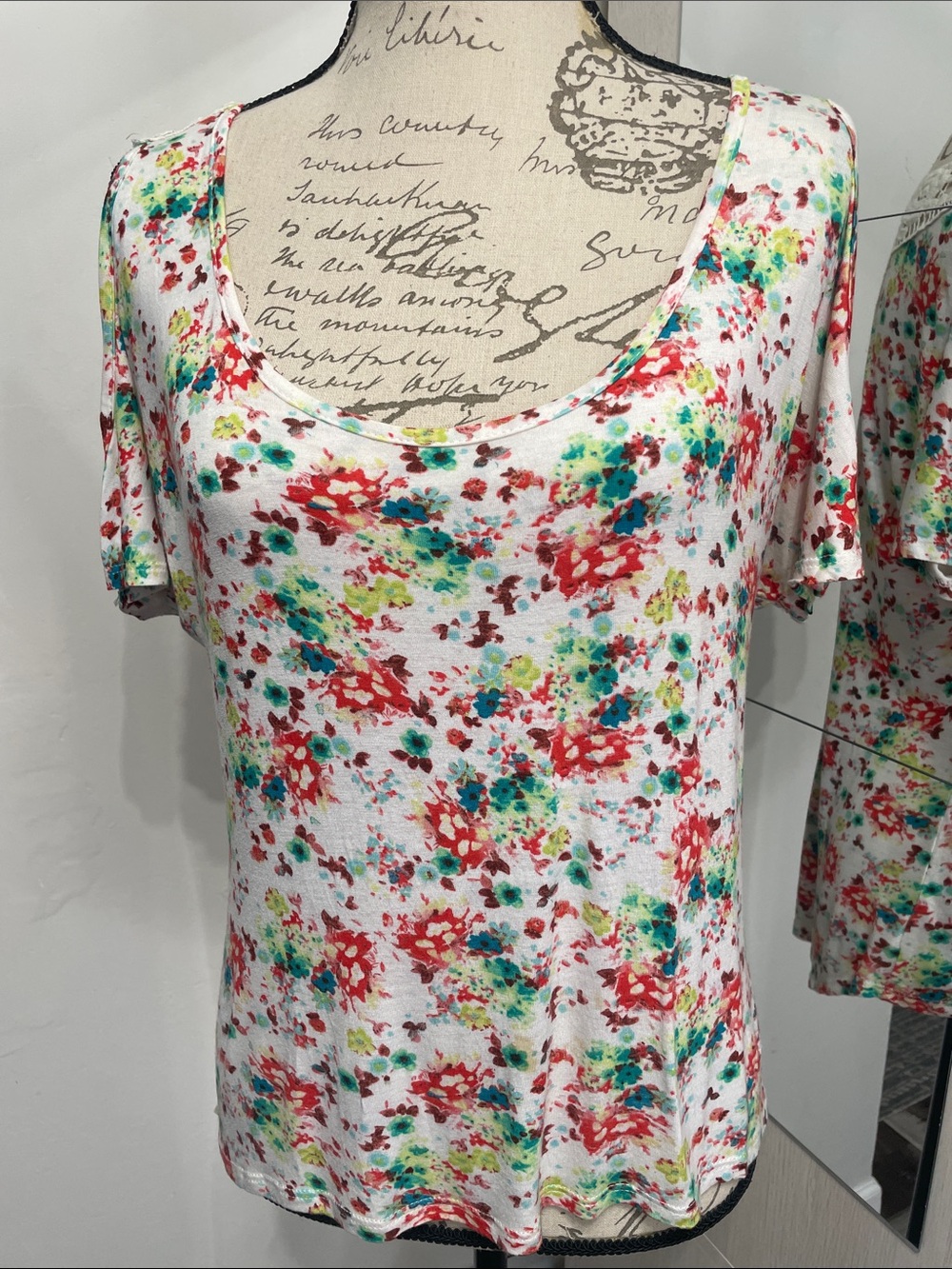 Kiwi Short-Sleeve Scoop Neck Floral Top - White with Red, Teal & Yellow